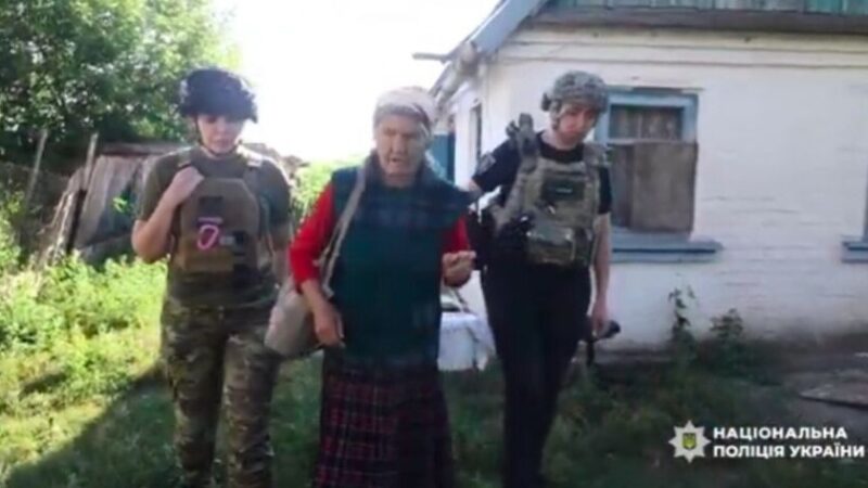 Будинок зруйнували ворожі КАБи: поліцейські евакуювали з прифронтової Новоіванівки літню жінку