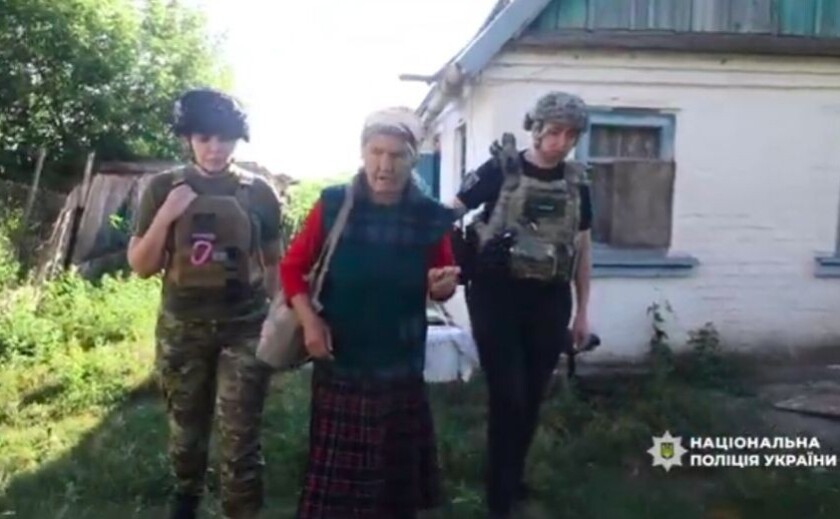 Будинок зруйнували ворожі КАБи: поліцейські евакуювали з прифронтової Новоіванівки літню жінку