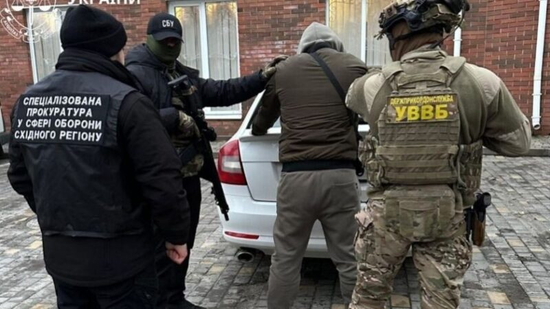 Збували наркотики серед цивільних та військових: на Дніпропетровщині судитимуть організовану групу