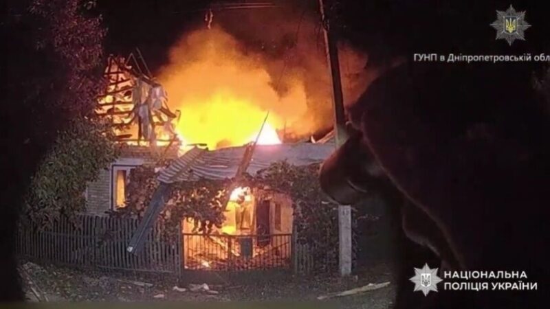 Втратили будинок і майно: правоохоронці Камʼянскього врятували літнє подружжя після ворожого обстрілу