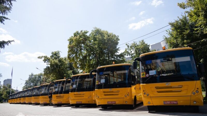 Ще 13 інклюзивних шкільних автобусів отримали громади Дніпропетровщини
