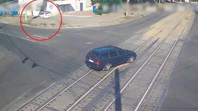 У Дніпрі автомобіль з’їхав з дороги, збив електроопору та врізався в будівлю