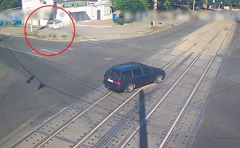 У Дніпрі автомобіль з’їхав з дороги, збив електроопору та врізався в будівлю