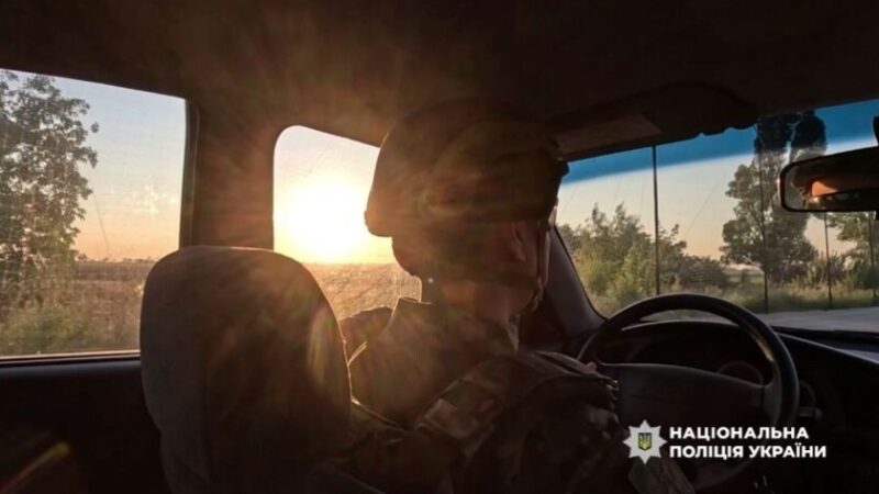 Розбили КАБами ледь не пів села: правоохоронці Запоріжжя евакуювали власників знищених будинків