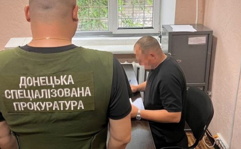 Хабарі за «невідправлення» до піхоти, вбивства та катування підлеглих: екскомандиру артилерійської батареї повідомили про підозру