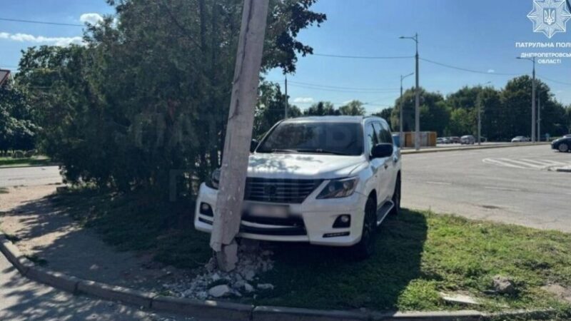 У Дніпрі 20-річна водійка Lexus без прав врізалася у стовп: подробиці ДТП
