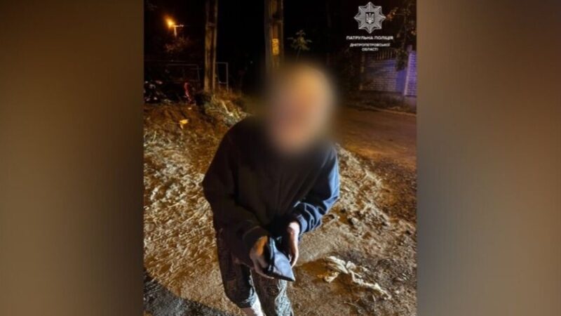 Патрульні Дніпра допомогли жінці, яка заблукала, повернутися додому