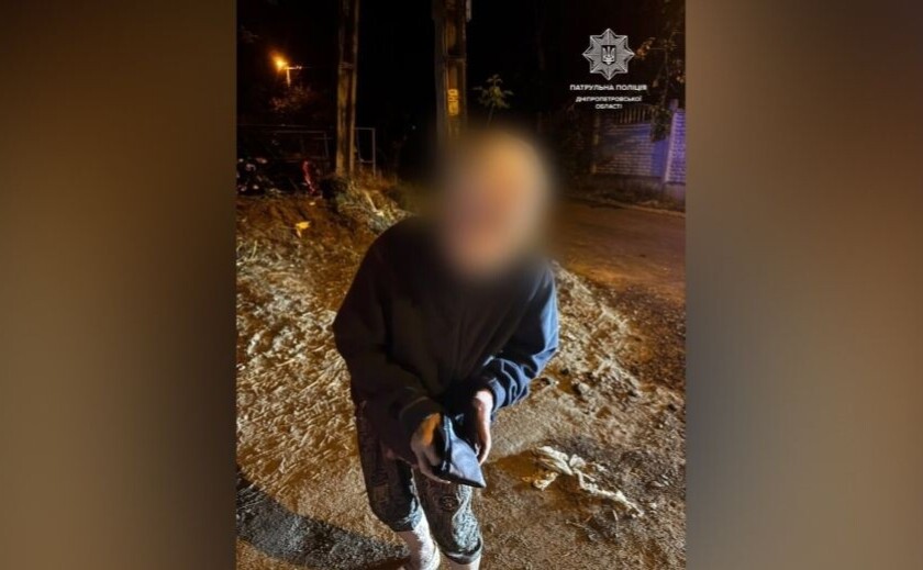 Патрульні Дніпра допомогли жінці, яка заблукала, повернутися додому