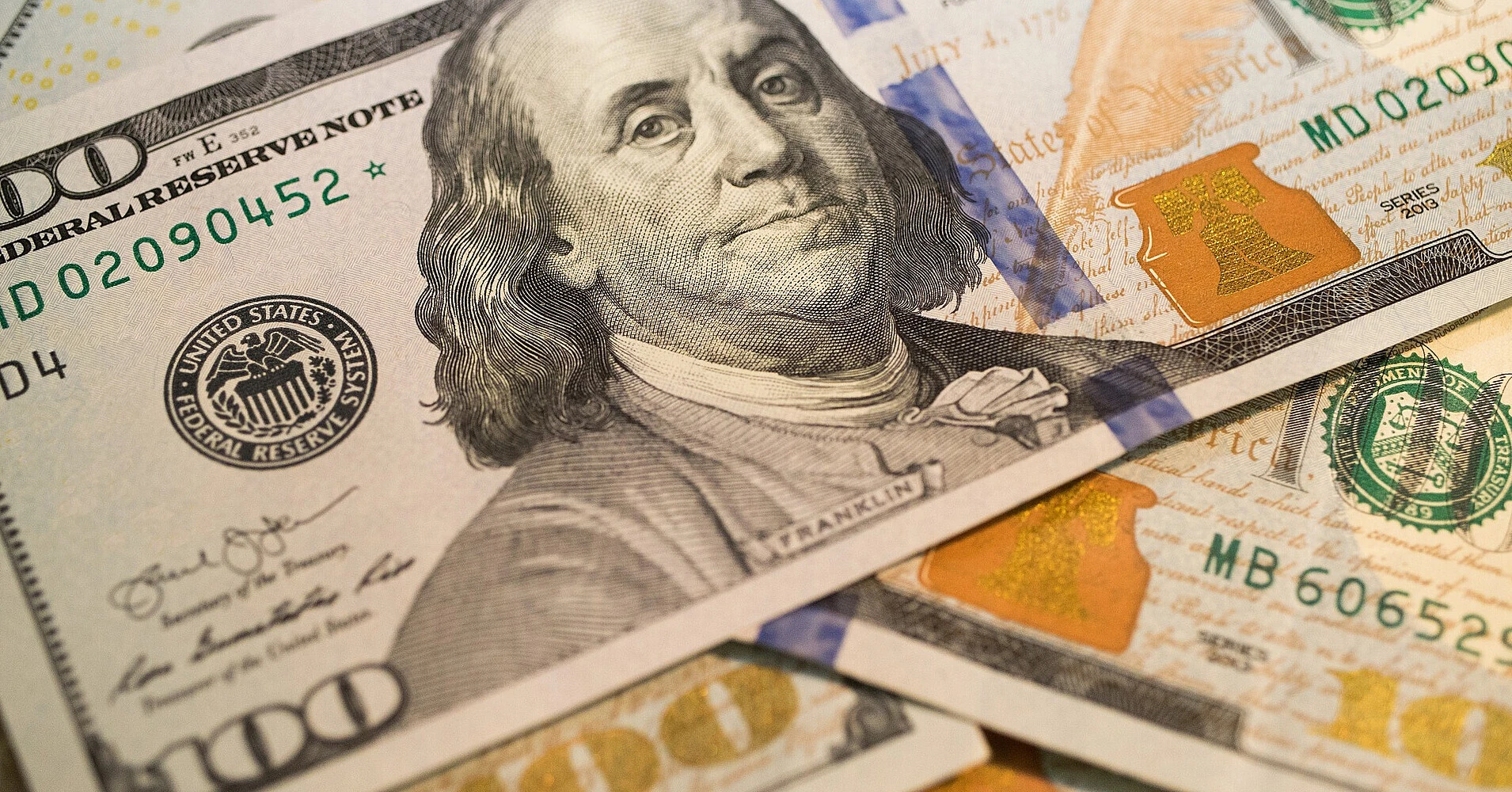 В обмінниках долар дешевшає перед кінцем місяця, офіційний курс продовжує зростати