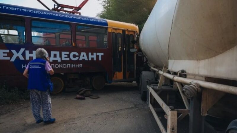 У Дніпрі вантажівка Scania зіткнулася з трамваєм №11: подробиці ДТП