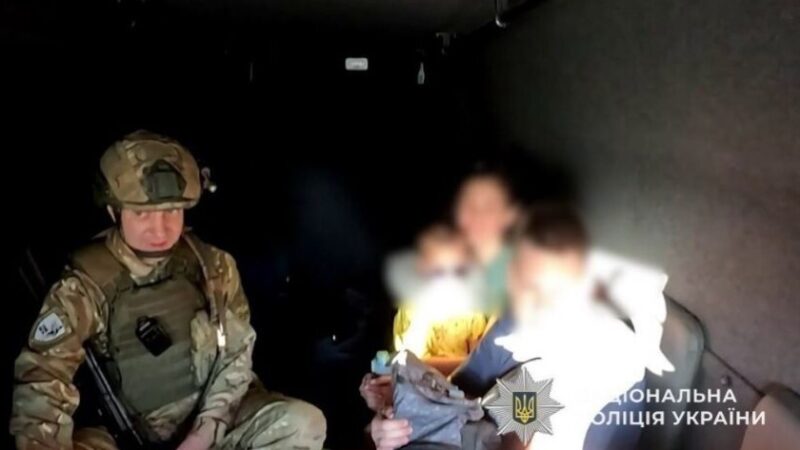 Після сильного обстрілу та отриманих поранень родина зважилася виїхати з Нікополя: «Білий янгол» евакуював матір з двома дітьми