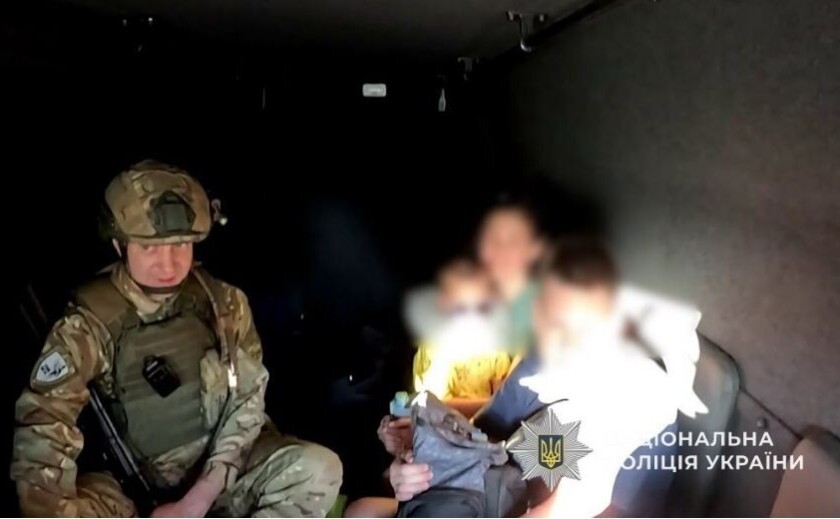 Після сильного обстрілу та отриманих поранень родина зважилася виїхати з Нікополя: «Білий янгол» евакуював матір з двома дітьми