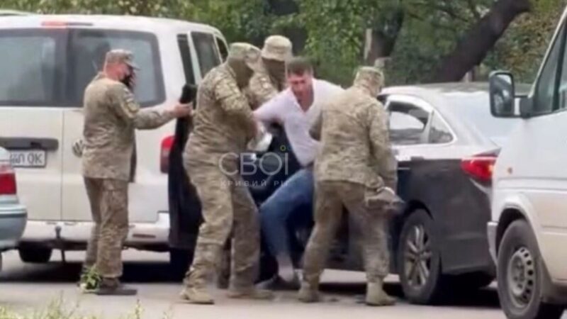 «Незаконне позбавлення волі або викрадення людини»: у Кривому Розі  люди у формі витягли таксиста з машини та «задули» його балончиком