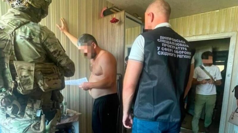 20 тисяч доларів за переведення військового в тил: у Дніпрі чотирьох людей підозрюють у вимаганні