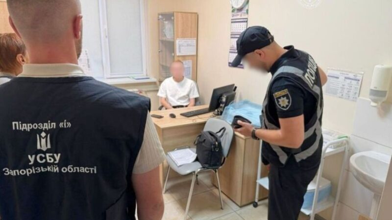 У Запоріжжі лікаря підозрюють у вимаганні 10 тисяч доларів за оформлення інвалідності