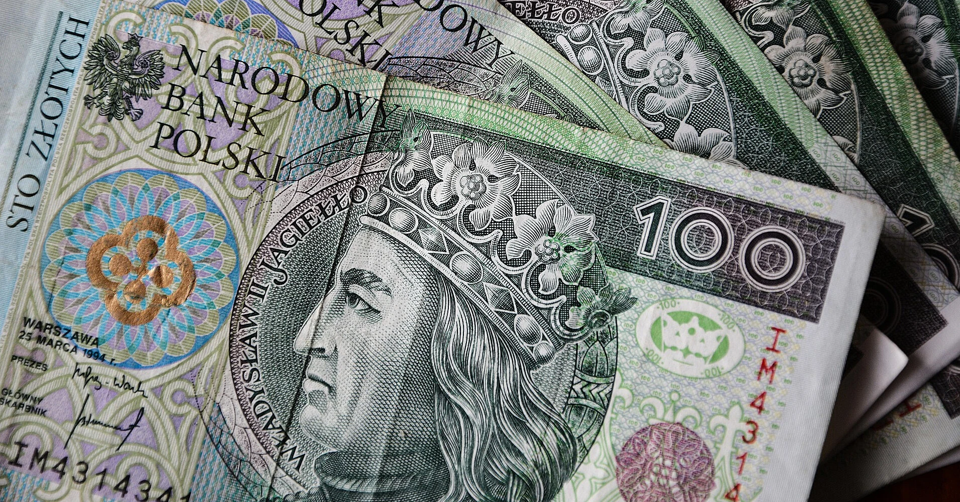 У Польщі середня зарплата наблизилася до 10 тис. злотих, але половина працівників отримує менше
