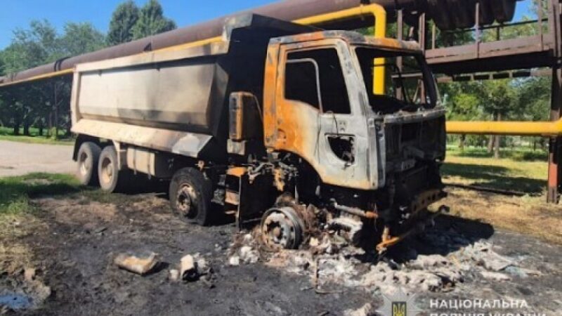 Криворізькі поліцейські затримали двох жінок, підозрюваних у підпалах автомобілів