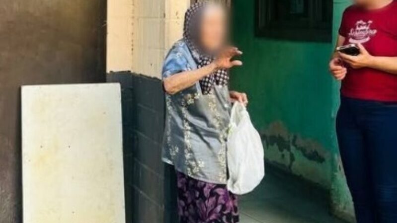 У Дніпрі патрульні повернули рідним дезорієнтовану бабусю, яка блукала містом