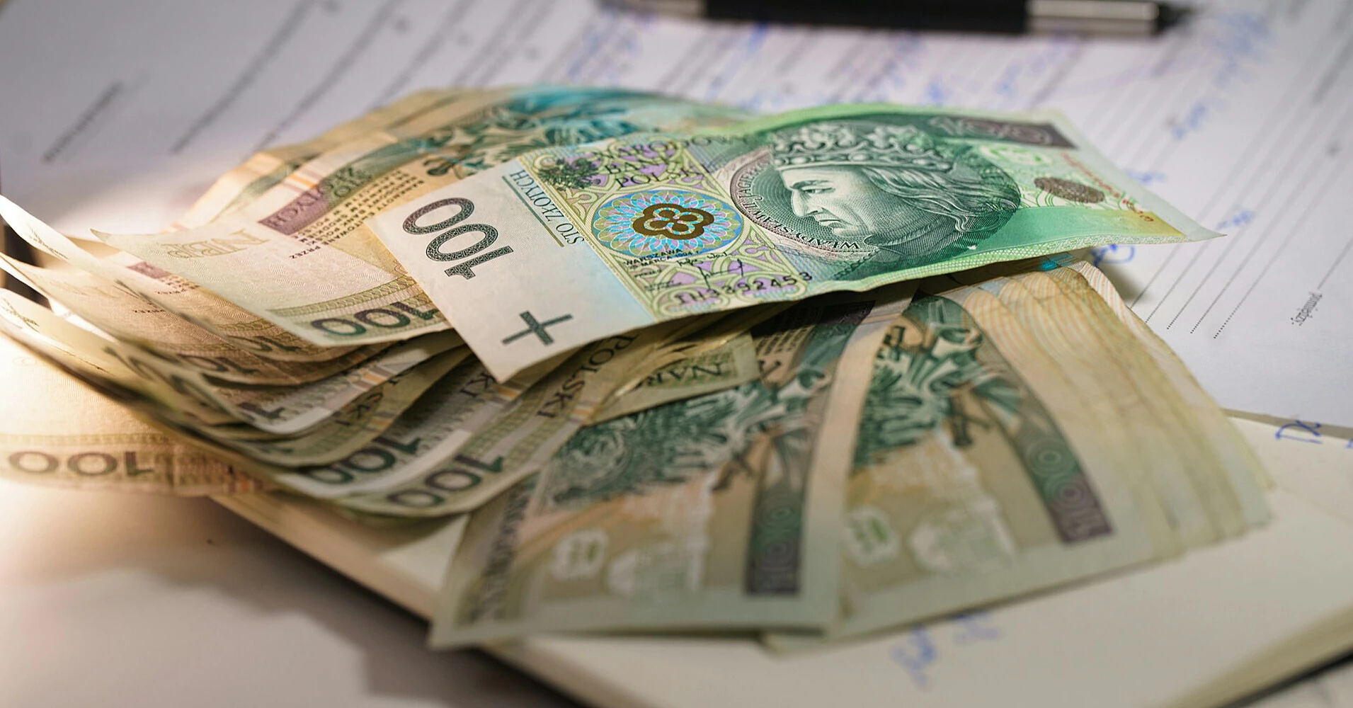 Злотий завершує серпень під тиском: ринок переглянув очікування щодо ставок