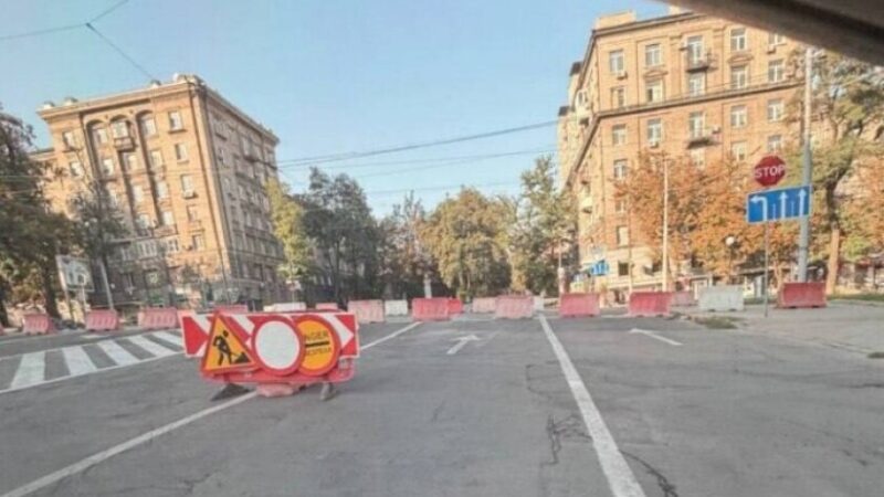 У центрі Дніпра перекрили рух через ремонт трамвайних колій