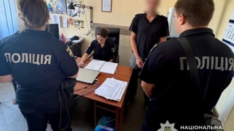 Вихопив телефон із рук 65-річної містянки та здав у ломбард: поліцейські Дніпра затримали підозрюваного у пограбуванні