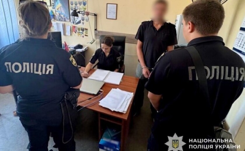 Вихопив телефон із рук 65-річної містянки та здав у ломбард: поліцейські Дніпра затримали підозрюваного у пограбуванні