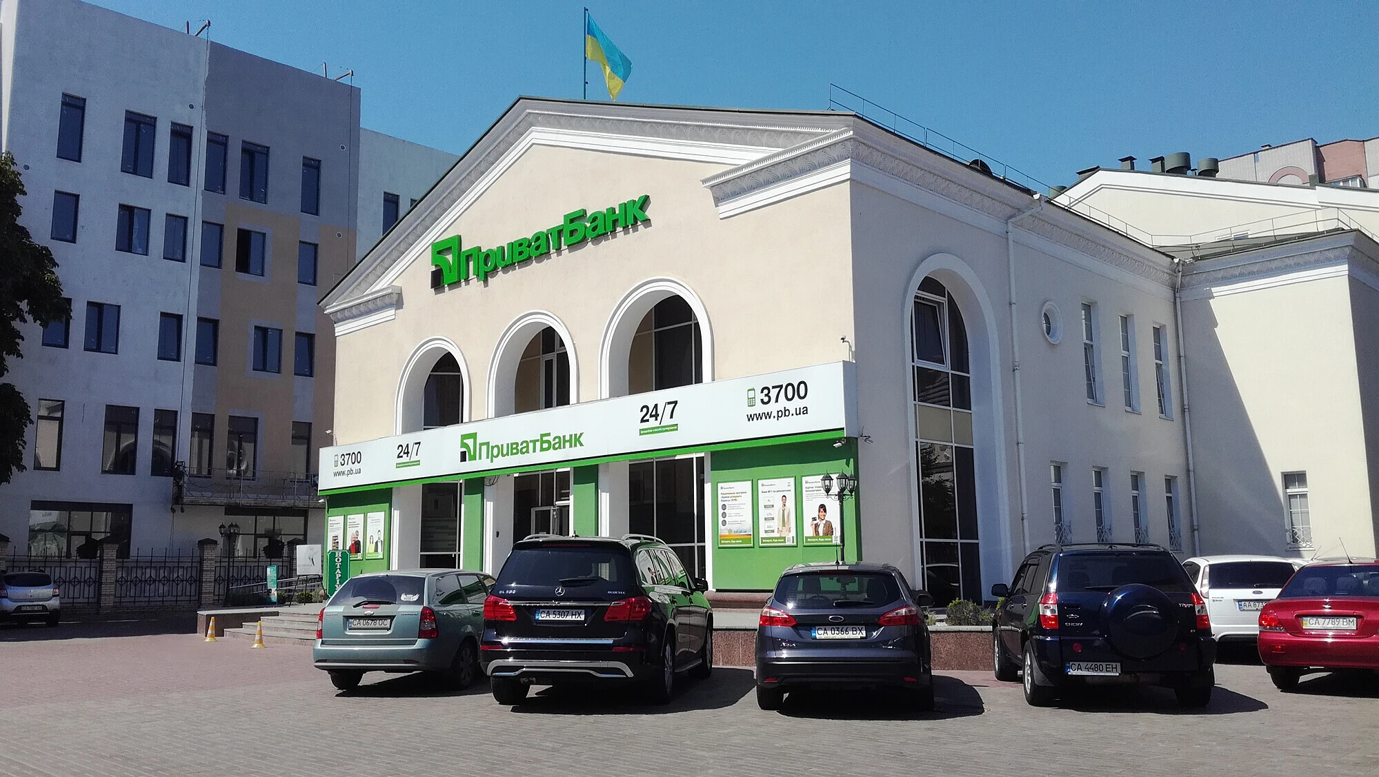 Збій ПриватБанку змусив українців шукати готівку: в окремих банкоматах гроші закінчилися