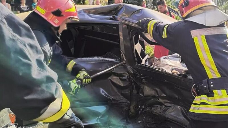 У Жовтих Водах зіткнулися Tesla та Skoda Octavia: загинула пасажирка однієї з автівок