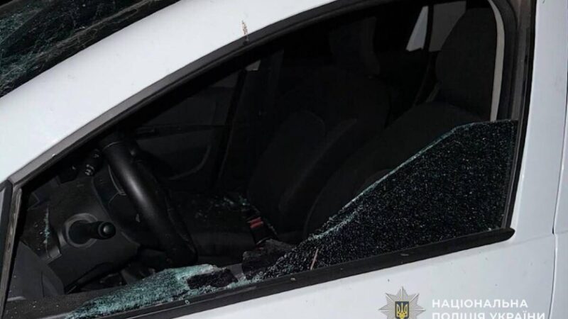 У Кривому Розі затримали чоловіка, який напав на поліцейських і пошкодив службове авто