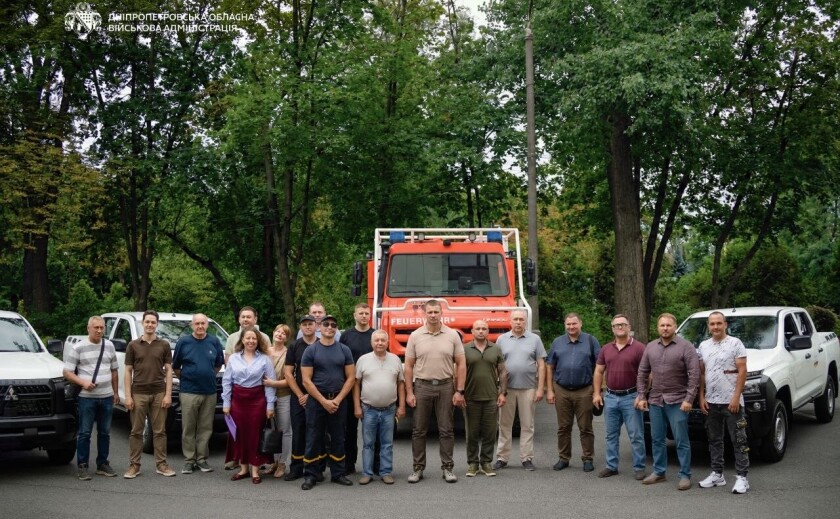 Дніпропетровщина отримала пікапи та пожежну машину за 500 тисяч євро від Німеччини
