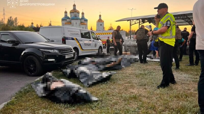 У Кривому Розі зросла кількість жертв удару по торговельному центру: 16 загиблих і 130 постраждалих