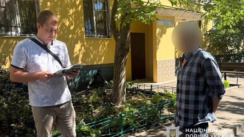 У Дніпрі чоловік пограбував 71-річного пенсіонера у під’їзді: підозрюваного затримали