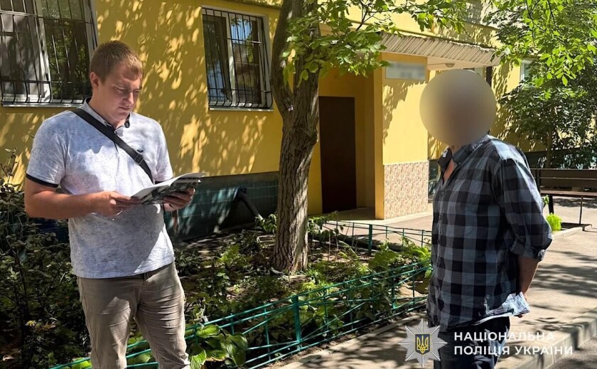 У Дніпрі чоловік пограбував 71-річного пенсіонера у під’їзді: підозрюваного затримали