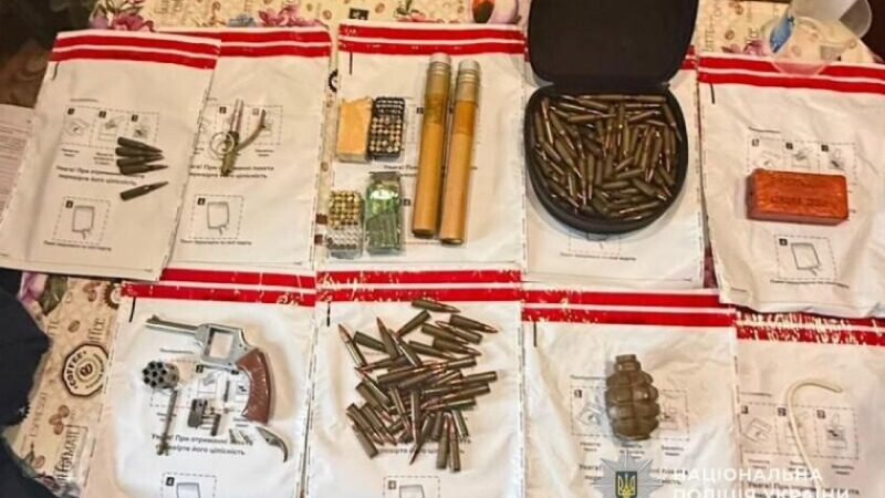 У Дніпрі чоловік зберігав вдома гранату, тротил та понад 150 набоїв