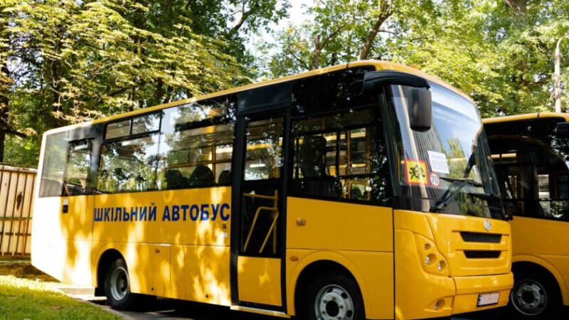 В Дніпропетровській області школам передали ще п’ять нових автобусів