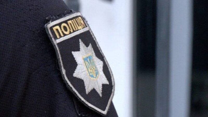Створював розважальний контент у поліцейській формі: у Верхньодніпровську затримали неповнолітнього хлопця