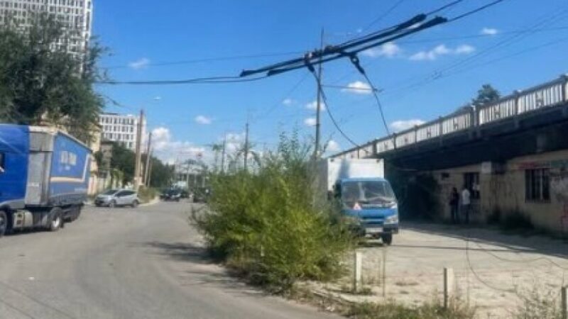 Пошкодив контактну мережу для тролейбусів і поїхав з місця: у Дніпрі патрульні розшукали водія вантажівки