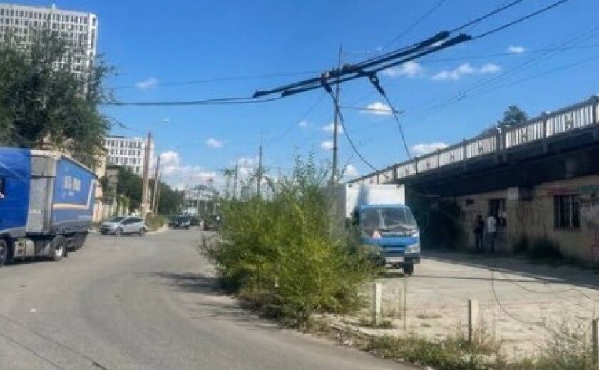 Пошкодив контактну мережу для тролейбусів і поїхав з місця: у Дніпрі патрульні розшукали водія вантажівки