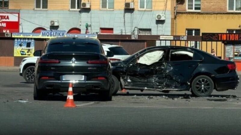 Постраждала водійка: у Кривому Розі зіткнулися Volkswagen і BMW