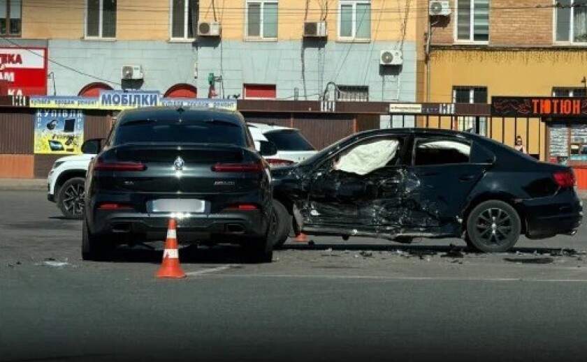 Постраждала водійка: у Кривому Розі зіткнулися Volkswagen і BMW