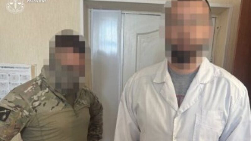 За 7 тис. доларів обіцяли вивезти військовослужбовця з частини: на Дніпропетровщині викрито трьох осіб