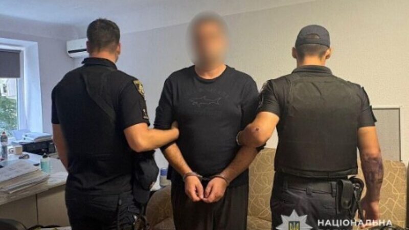 Пограбування у підʼїзді: слідчі Дніпра повідомили про підозру зловмиснику