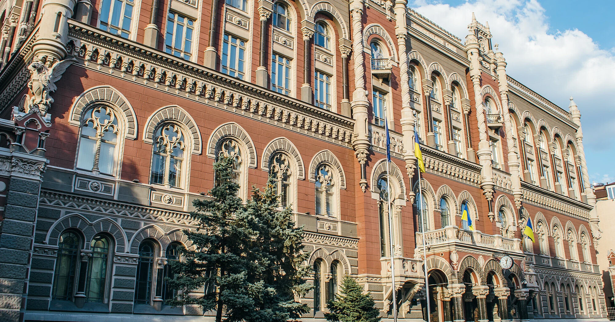 НБУ скоротив продаж валюти на 10%, але інтервенції все ще перевищують $1 млрд