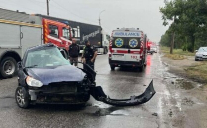 У Кривому Розі зіткнулися легковик Hyundai та вантажівка: постраждало двоє людей