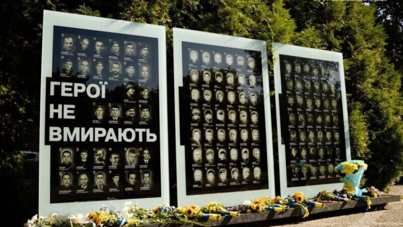 У Дніпрі у День Незалежності вшанували полеглих Героїв