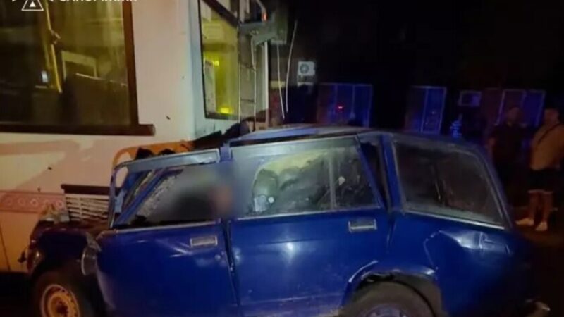 У Запоріжжі легковик в’їхав у тролейбус: загинули двоє людей