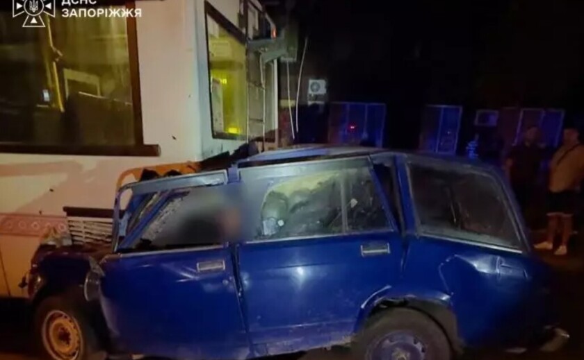 У Запоріжжі легковик в’їхав у тролейбус: загинули двоє людей
