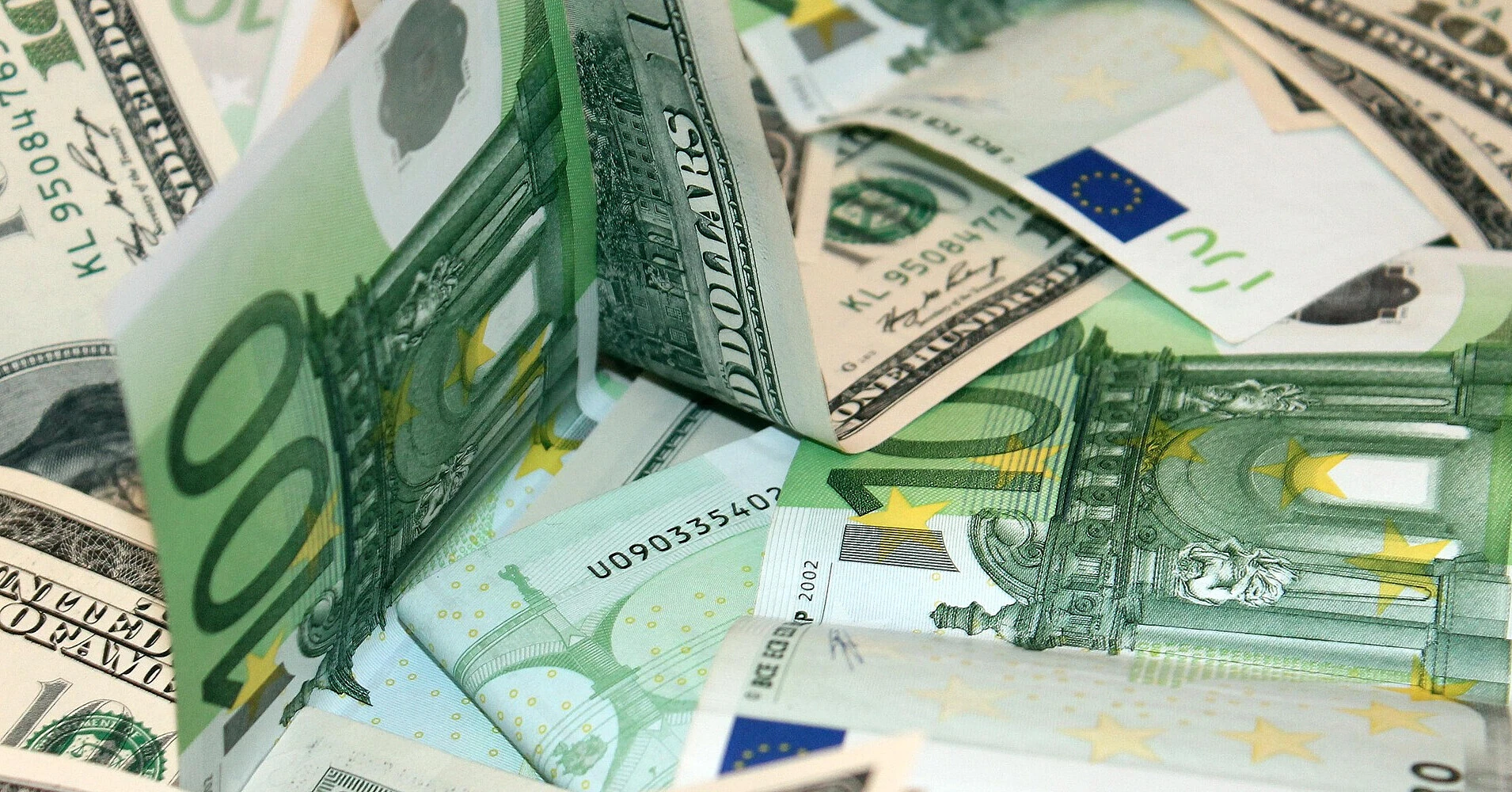 НБУ знизив долар після збалансованих торгів, євро втратив ще більше