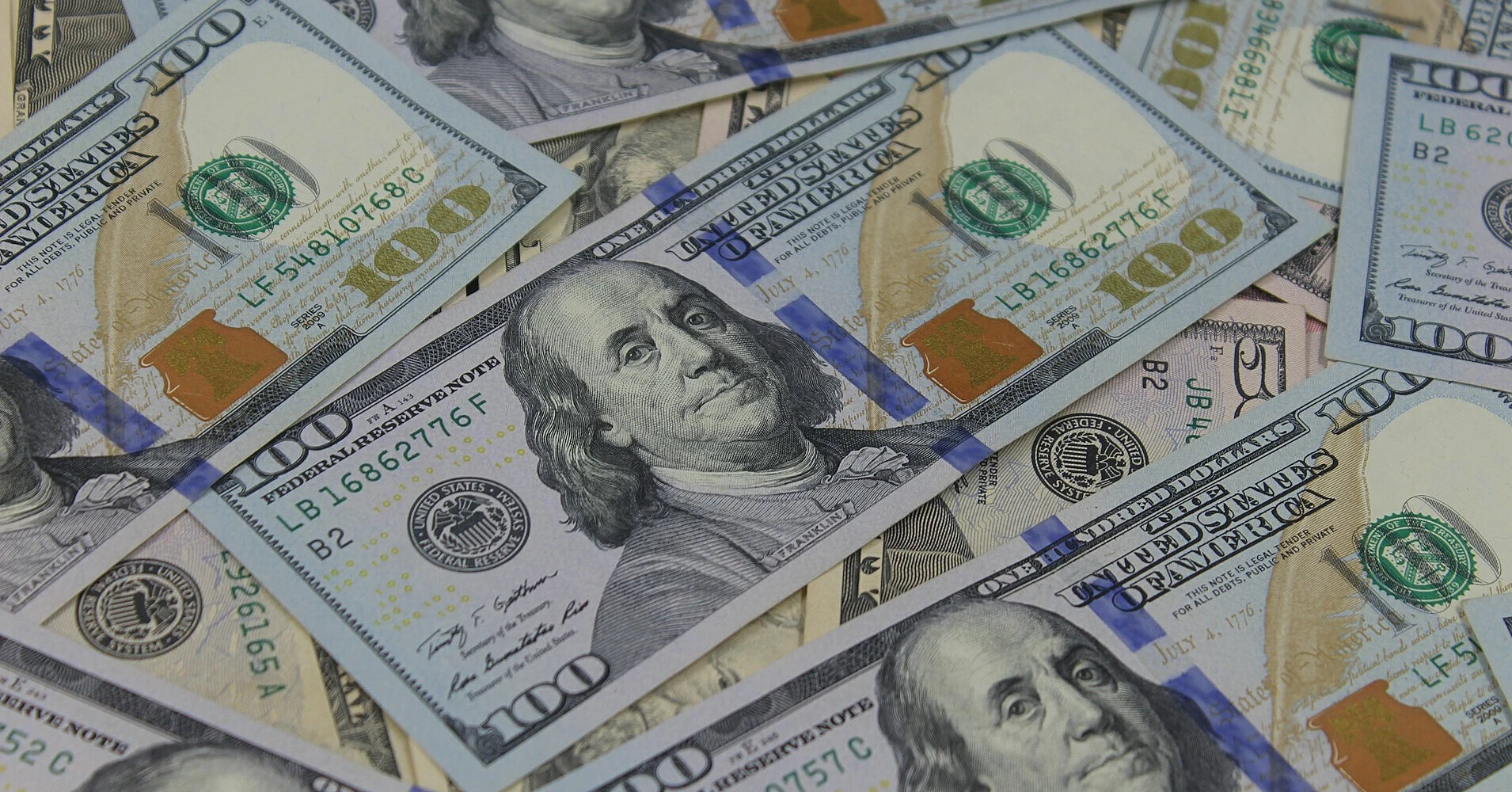 Попит тисне на гривню: долар дорожчає, НБУ не заважає зростанню
