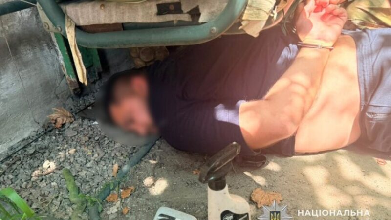 У Павлограді поліцейські затримали двох чоловіків за підозрою у вимаганні 5 тисяч доларів та двох автомобілів
